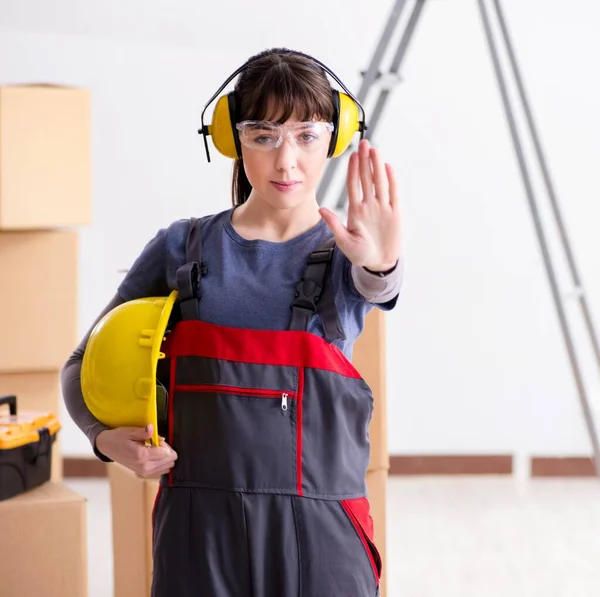 Trabajadora contratista con auriculares de cancelación de ruido — Foto de Stock