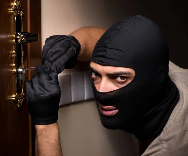 Cambrioleur portant un masque de cagoule sur les lieux du crime — Photo