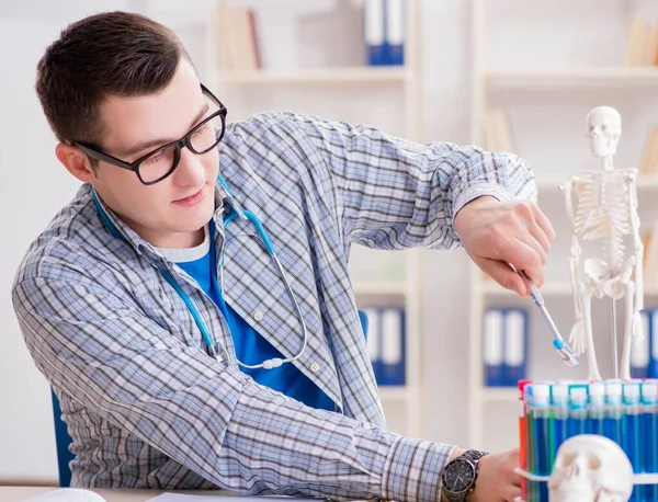 Estudiante joven estudiando química en la universidad — Foto de Stock