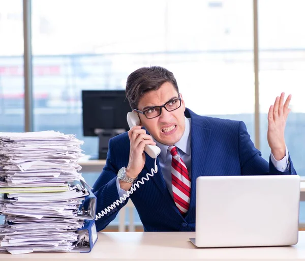 Geschäftsmann Workaholic kämpft mit Papierstapel — Stockfoto