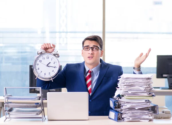 Empregado empresário em conceito de urgência e prazo com alarme — Fotografia de Stock