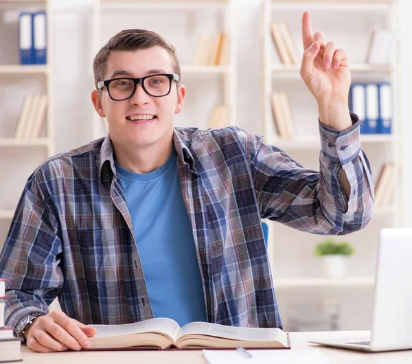 Jeune étudiant étudiant sur Internet dans le concept de télé-apprentissage — Photo