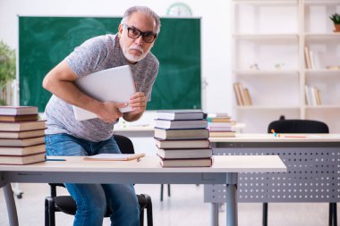 Tele-eğitim konseptinde eski erkek öğrenci