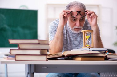 Zaman yönetimi konseptinde eski erkek öğrenci