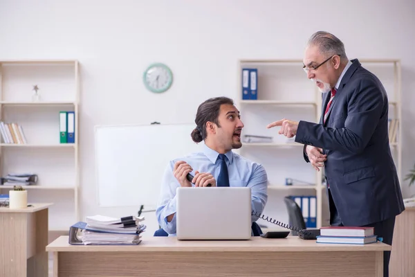 Two employees in the office — Stock Photo, Image