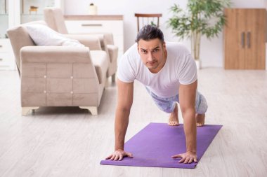 Genç erkek güne sabah egzersizleriyle başlıyor.