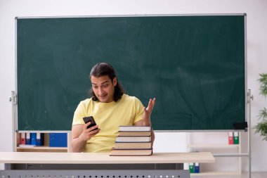 Sınavlara hazırlanan genç bir erkek öğrenci.