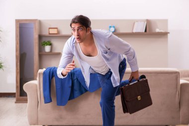 Genç erkek çalışanlar eve geç geliyor.