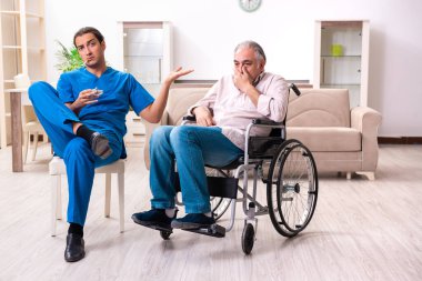 Tekerlekli sandalyedeki yaşlı adam ve genç kötü bakıcı.