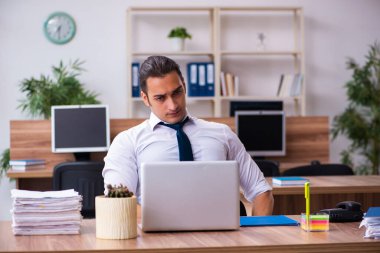 Ofiste çalışan genç bir erkek.