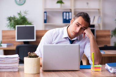 Ofiste çalışan genç bir erkek.