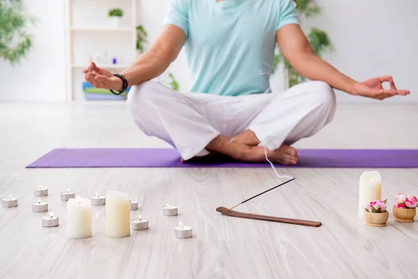 Joven durante sesión de yoga en casa —  Fotos de Stock