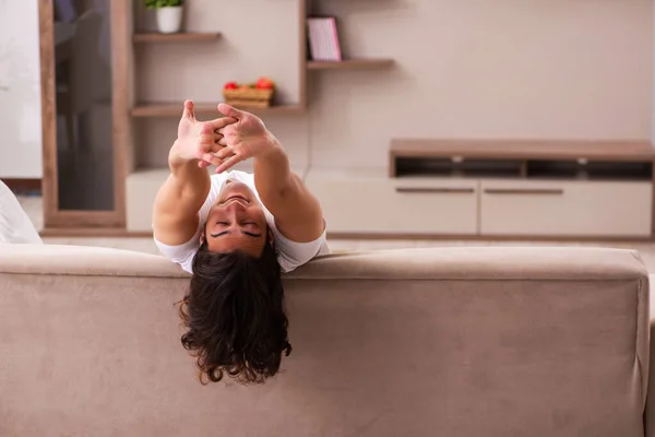 Jeune homme paresseux dans un concept de sommeil excessif à la maison — Photo