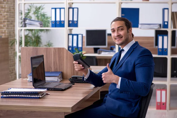 Junge männliche Buchhalterin arbeitet im Büro — Stockfoto