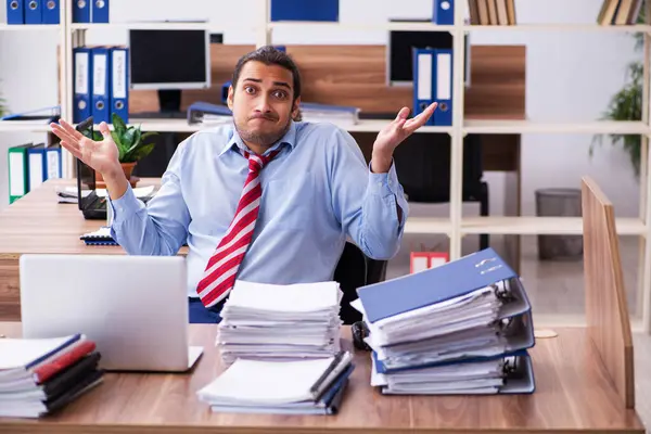 Junge männliche Mitarbeiter unzufrieden mit exzessiver Arbeit — Stockfoto