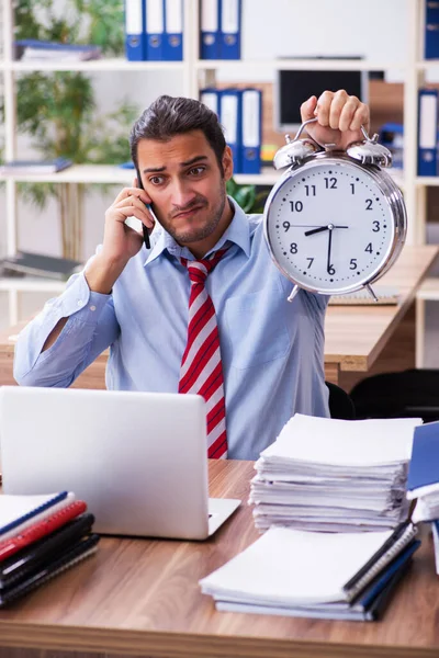 Ung manlig anställd missnöjd med överdrivet arbete i tid management — Stockfoto