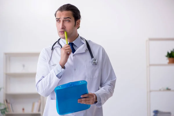 Klinikte çalışan genç bir erkek kardiyolog. — Stok fotoğraf