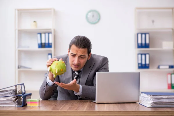 Jovem trabalhador masculino no conceito de pensão no local de trabalho — Fotografia de Stock