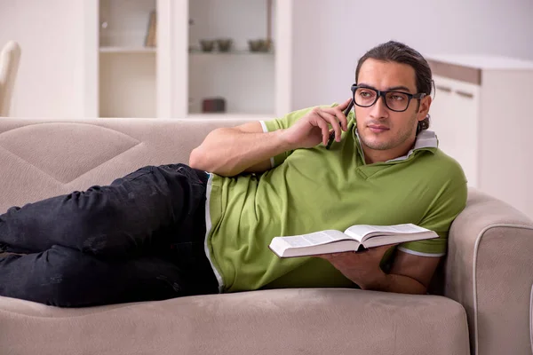 Ung manlig student förbereder sig för tentor hemma — Stockfoto