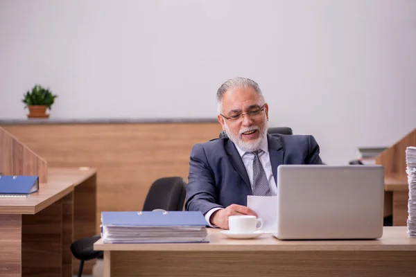 Vieux papier de lecture d'employé masculin dans le bureau — Photo