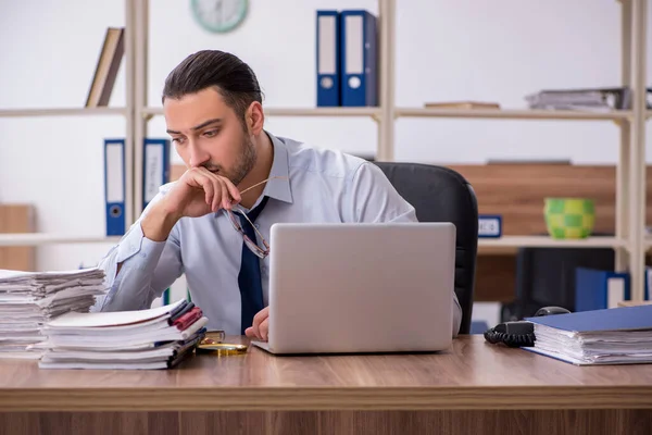 Jeune employé masculin malheureux avec un travail excessif — Photo