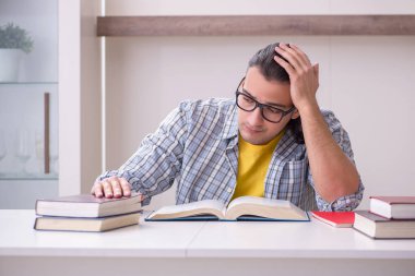 Genç erkek öğrenci sınava evde hazırlanıyor.