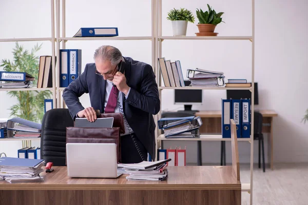 Gammal manlig anställd missnöjd med överdrivet arbete — Stockfoto