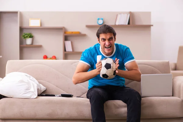 Spor bahsi bağımlısı genç adam evde bahis oynuyor. — Stok fotoğraf