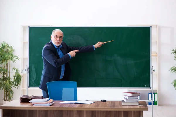 Gammal manlig mattelärare i klassrummet — Stockfoto