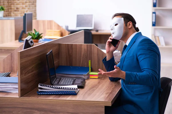 Junge männliche Angestellte mit Maske im Büro — Stockfoto