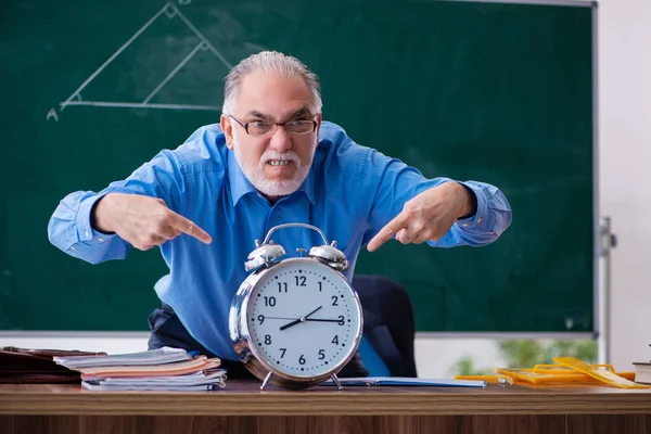 Starý učitel matematiky v konceptu řízení času — Stock fotografie