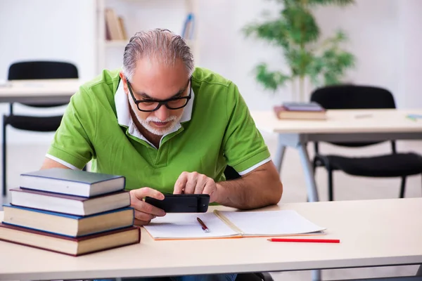 Alte männliche Schüler bereiten sich im Klassenzimmer auf Prüfungen vor — Stockfoto