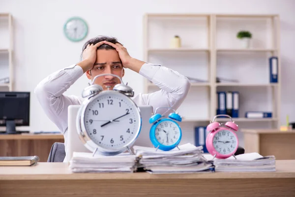 Ung manlig anställd rädd för att missa deadline på arbetsplatsen — Stockfoto