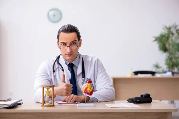 Giovane medico cardiologo maschile nel concetto di gestione del tempo — Foto Stock