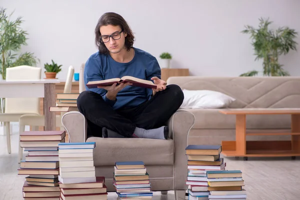 Giovane studente maschio preparazione per gli esami a casa — Foto Stock