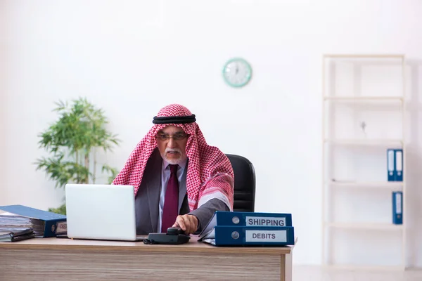 Gardien de livres arabe masculin extrêmement fatigué avec un travail excessif — Photo
