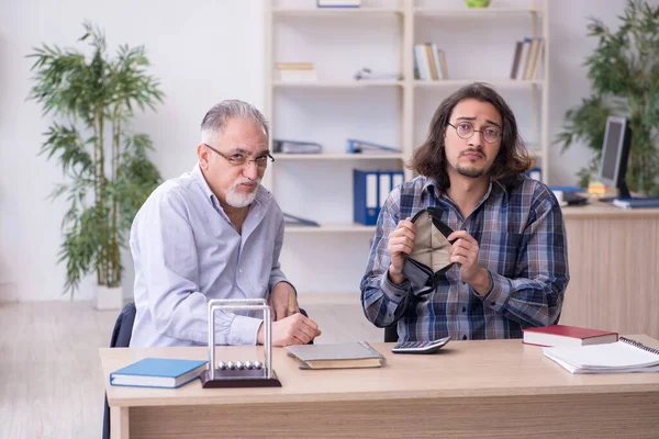 Two employees in bankruptcy concept — Stock Photo, Image