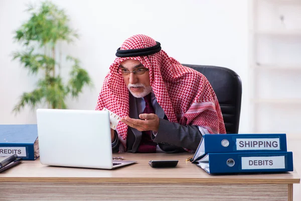 Hombre árabe contable sentirse mal en la oficina —  Fotos de Stock