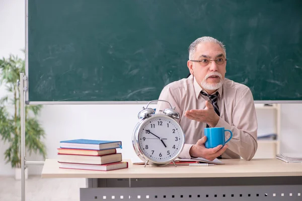 Oude mannelijke leraar in de klas — Stockfoto