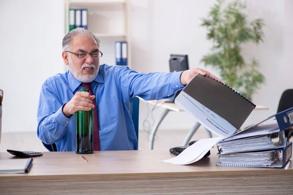 Viejo empleado que bebe alcohol en la oficina —  Fotos de Stock
