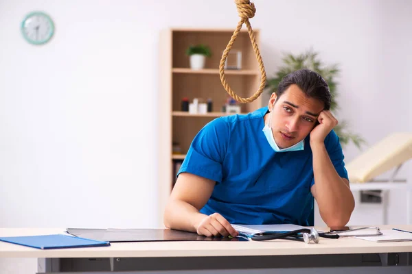 Joven doctor suicidándose en el lugar de trabajo —  Fotos de Stock