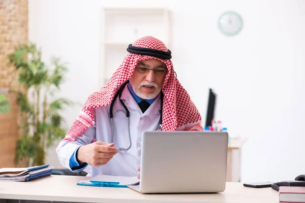 Homem velho árabe médico que trabalha na clínica — Fotografia de Stock