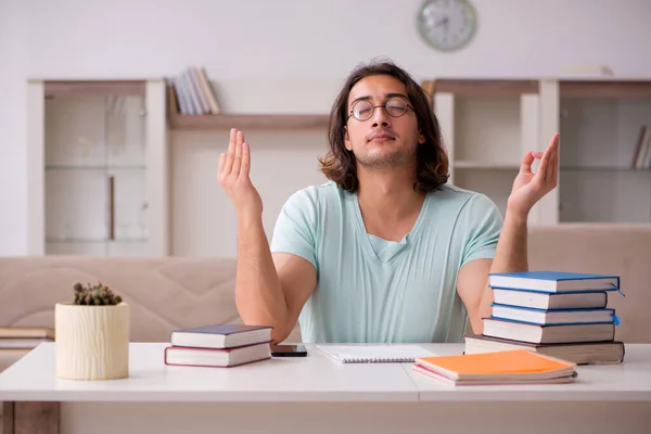 Junge männliche Studenten bereiten sich zu Hause auf Prüfungen vor — Stockfoto