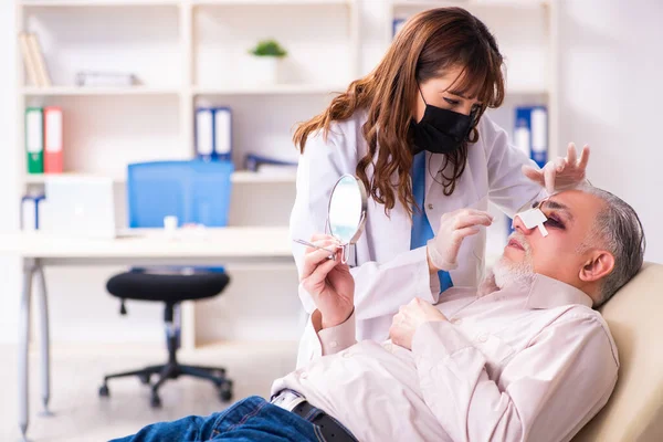 Vecchio visita giovane medico femminile per la chirurgia plastica — Foto Stock