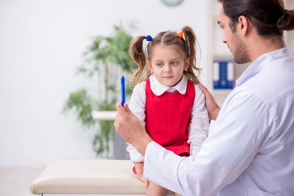 Menina pequena visitando jovem médico oculista masculino — Fotografia de Stock