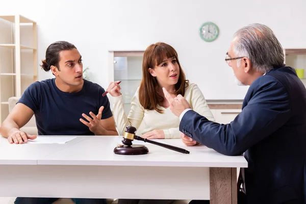 Prawnik rozmawia z rozwiedzioną parą w domu — Zdjęcie stockowe