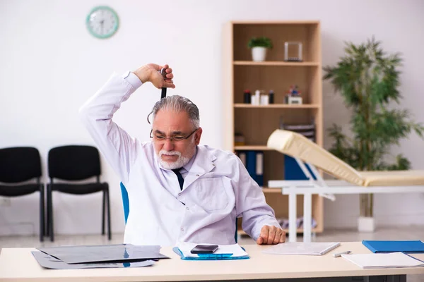 Old male doctor committing suicide at workplace — Stock Photo, Image