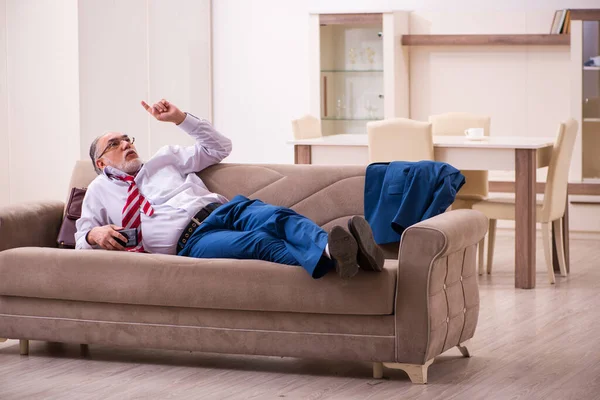Old male boss employee coming home from work — Stock Photo, Image