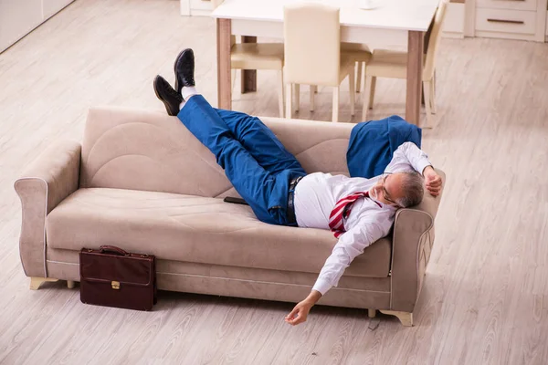 Velho chefe do sexo masculino empregado chegando em casa do trabalho — Fotografia de Stock