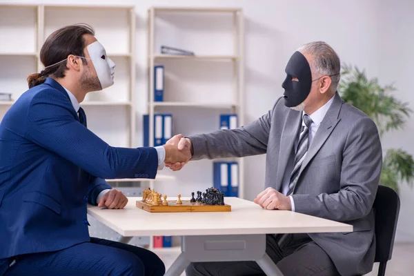 Doi oameni de afaceri jucând șah purtând măști — Fotografie, imagine de stoc
